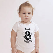 Schwarzer Meilenstein-Zahl, Schwarzer Babybody mit Zahl,