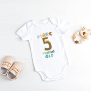 Prénom de dinosaure Alphabet jalon mensuel, body personnalisé pour bébé avec nom de dinosaure alphabet, cadeaux personnalisés dinosaures