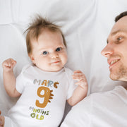 Prénom de dinosaure Alphabet jalon mensuel, body personnalisé pour bébé avec nom de dinosaure alphabet, cadeaux personnalisés dinosaures
